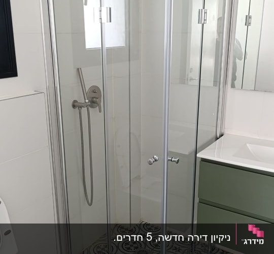 מקלחון זכוכית עם ראש מקלחת ותא שירותים
